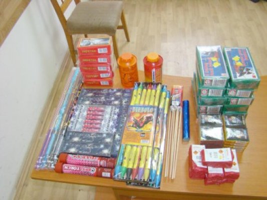 7 tone de obiecte pirotehnice, confiscate de poliţişti